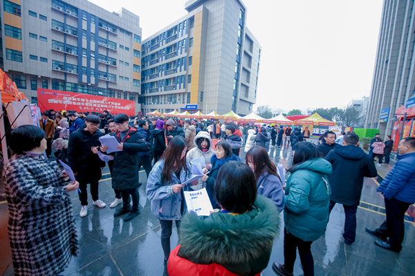 南京新华校园人才交流会，引众多媒体聚焦关注